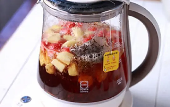 cho trà túi lọc vào