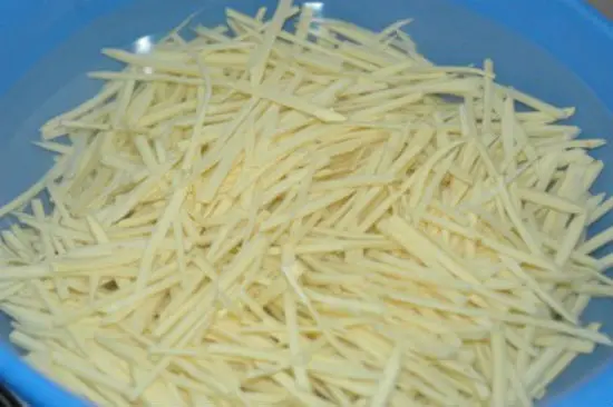 Sơ chế nguyên liệu làm bánh khoai lang