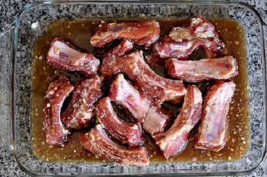 Cho gia vị vào để ướp sườn