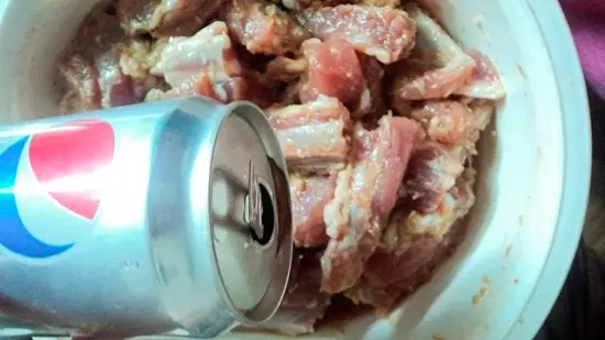 Cho coca cola vào để ướp sườn