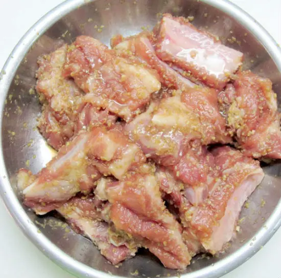 Thêm 1 thìa canh dầu ăn vào sườn ướp sả ớt nướng để khi nướng sườn không bị khô