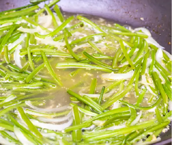 Cách xào thân lá khoai lang độc đáo thơm ngon cho cả nhà 9