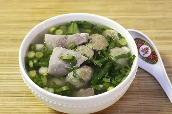 Canh bò viên nấu khoai môn cho bữa cơm chiều