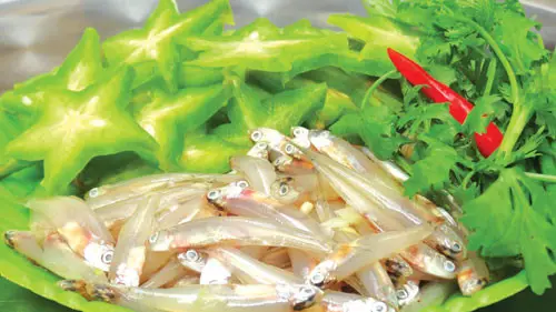 Canh chua cá cơm nấu khế chua ngon lạ miệng