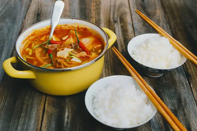 Canh kim chi nóng hổi cho cả nhà