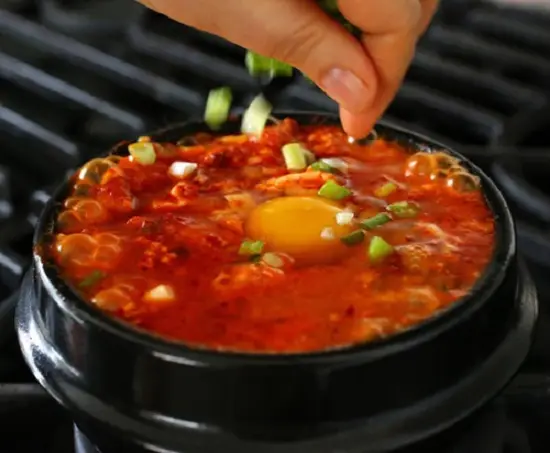 cho trứng và hành lá vào