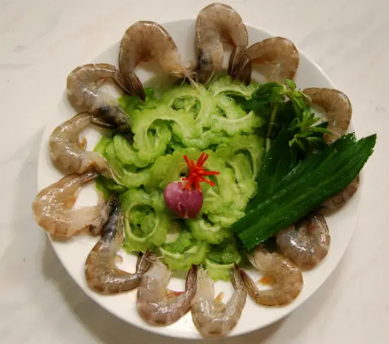 Canh mướp đắng nấu tôm thịt thanh mát đưa cơm 2