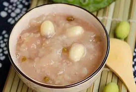 Cháo hạt sen hồng xiêm trị rối loạn tiêu hóa cực tốt cho trẻ