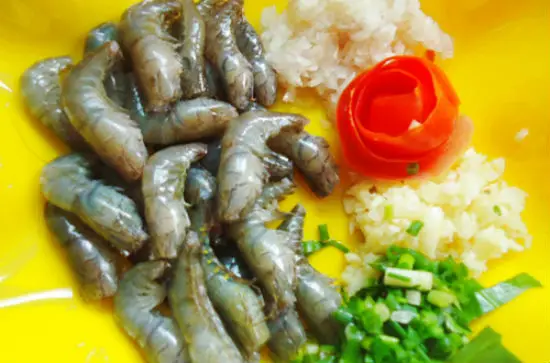 Sơ chế nguyên liệu làm tôm rang mặn