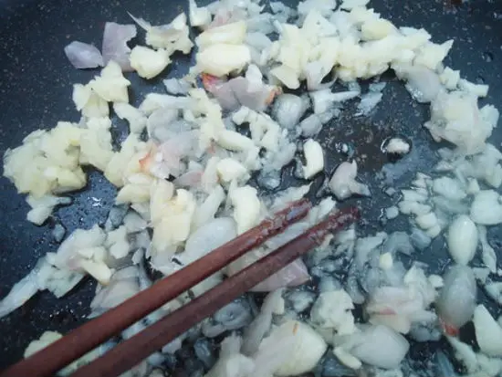 Phi thơm hành tỏi trước khi nấu món tôm rang mặn