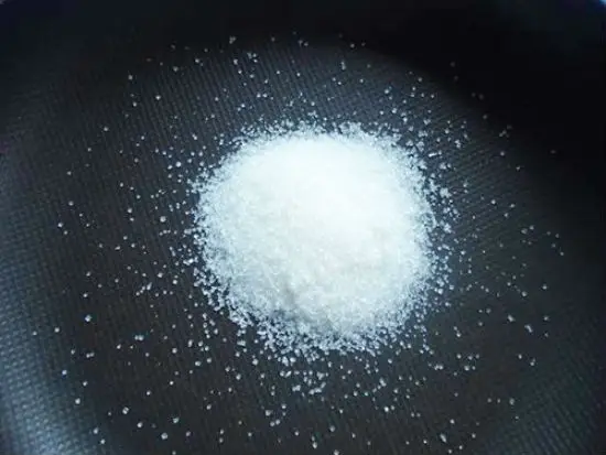 Chuẩn bị phần nước hàng cho món tôm rang mặn