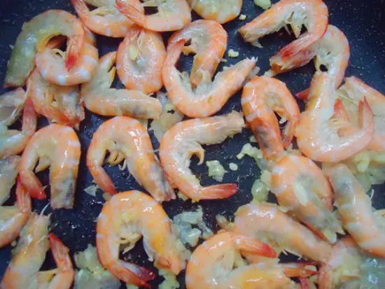 Đảo đến khi món tôm rang mặn ngấm đều gia vị