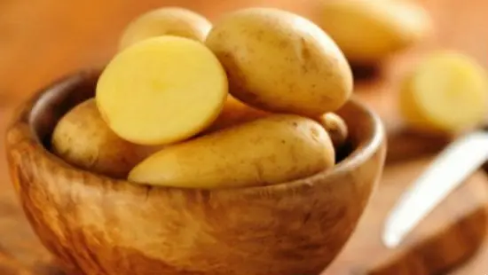 sử dụng khoai tây làm giảm độ mặn của món ăn khi món ăn mặn
