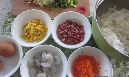 CƠM CHIÊN HOA HỒNG TÌNH YÊU CHO BỮA CƠM THÊM ẤM ÁP