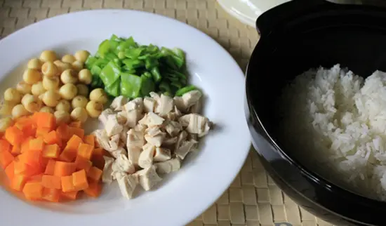 CƠM GÀ HẤP LÁ SEN