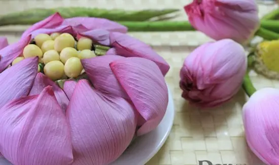 CƠM GÀ HẤP LÁ SEN