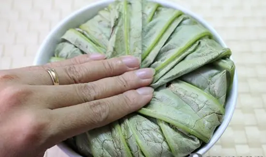 CƠM GÀ HẤP LÁ SEN