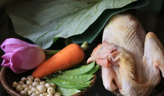 CƠM GÀ HẤP LÁ SEN