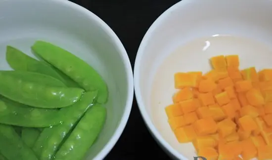 CƠM GÀ HẤP LÁ SEN