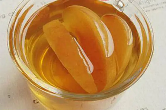 Sử dụng giấm táo để súc miệng sau khi đánh răng