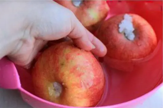 Táo mua về rửa sạch mới có thể làm dấm táo