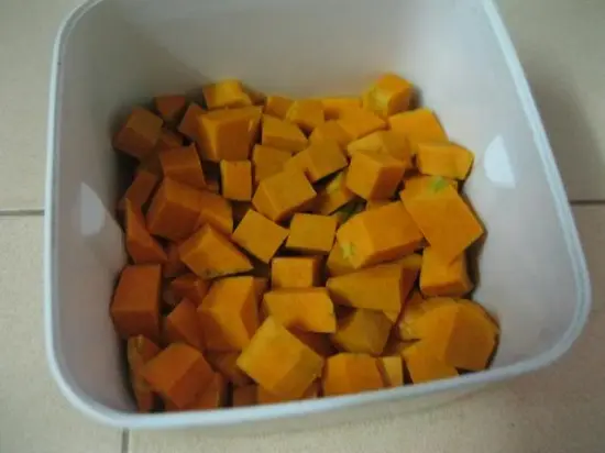bắt đầu sơ chế làm bánh bí đỏ (Bumpkin pie)