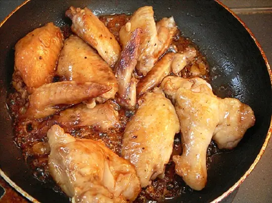 sắp hoàn thành món cánh gà chiên mật ong
