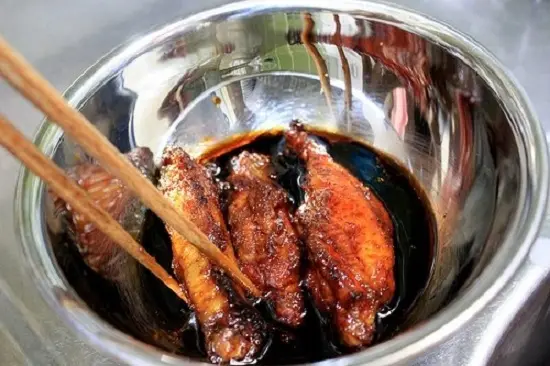 nhúng gà vào nước sốt để làm cánh gà chiên mật ong