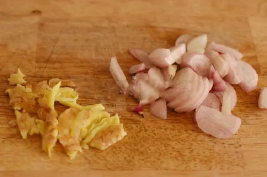 Hành khô, rừng băm nhỏ để chế biến món canh ngao nấu chua