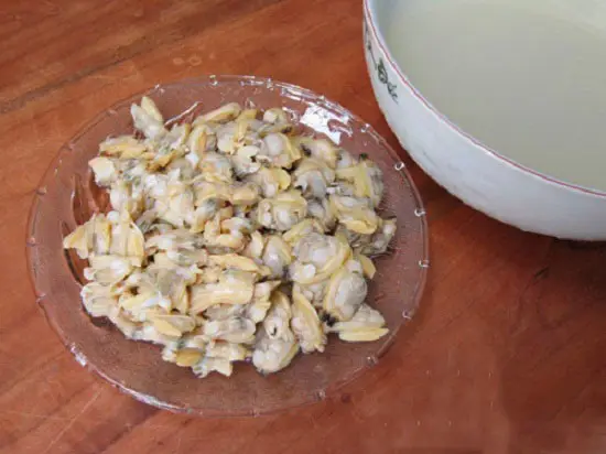 Tách ruột ngao với vỏ để làm món canh ngao nấu chua
