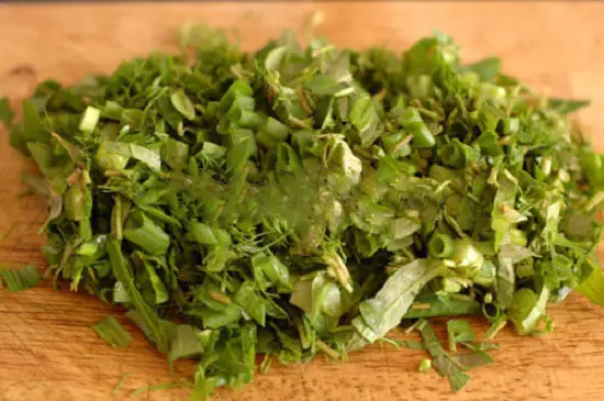 Rau răm, hành lá thái nhỏ để làm món canh ngao nấu chua