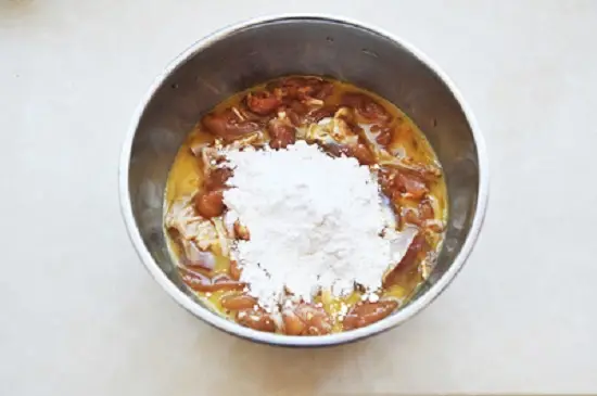 cho bột vào gà