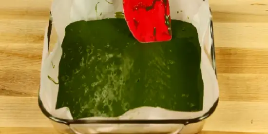 cho hỗn hợp vào khuôn làm chocolate nama trà xanh