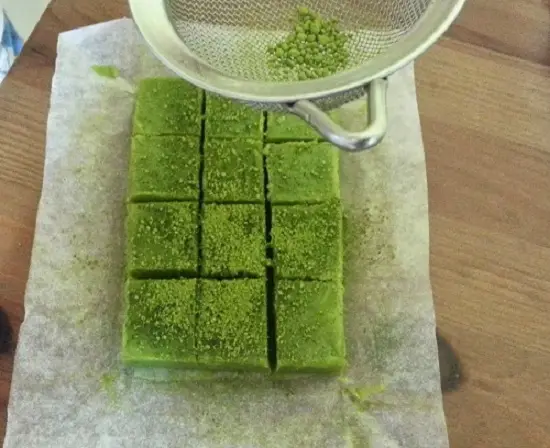 rắc matcha lên chocolate nama trà xanh