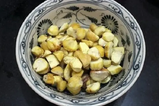 bóc vỏ hạt dẻ đồ xôi hạt dẻ