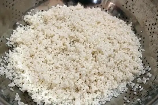 để gạo nếp ra rổ cho ráo nước để đồ xôi hạt dẻ
