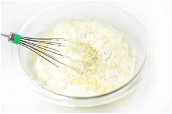 Bắt đầu làm bánh Omelette chuối