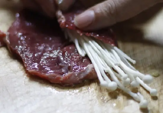bò cuộn nấm im chi nướng