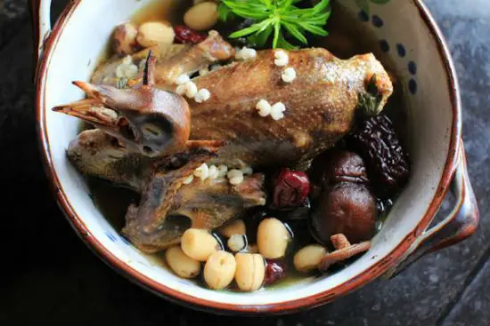vao-bep-lam-mon-bo-cau-ham-thuoc-bac-hat-sen-07