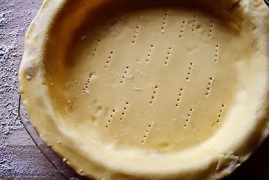 cho bột bánh vào khuôn làm bánh anh đào