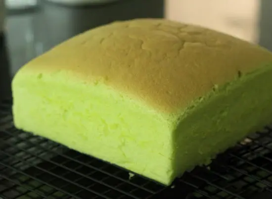 Lấy bánh chiffon lá dứa ra khỏi khuôn