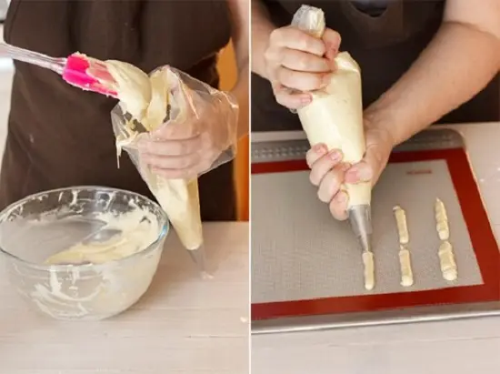 bắt bột ra để cho vào khay nướng làm bánh lưỡi mèo