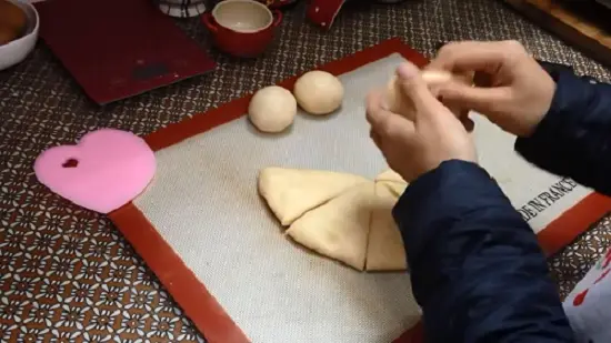 Bước tiếp theo nặn vỏ bánh Papparoti