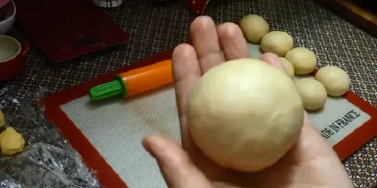 Nặn xong bánh Papparoti