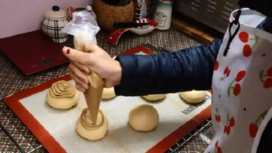 Phun topping lên bánh Papparoti chuẩn bị nướng