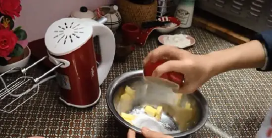 Bắt đầu làm topping bánh Papparoti