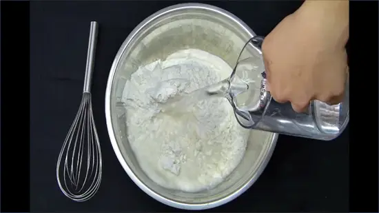 trộn bột làm bánh sầu riêng chiên