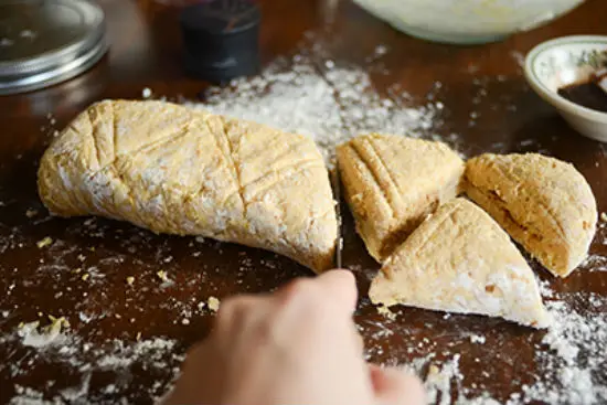 Công thức làm bánh scones cuộn hương quế 14