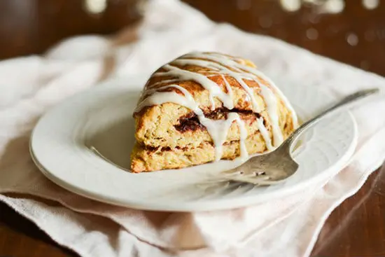 Công thức làm bánh scones cuộn hương quế