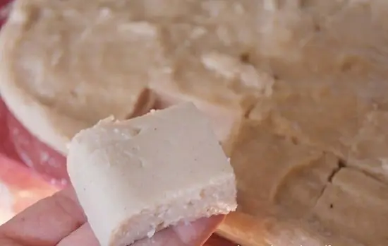 Cắt bánh sữa chiên Tây Ban Nha